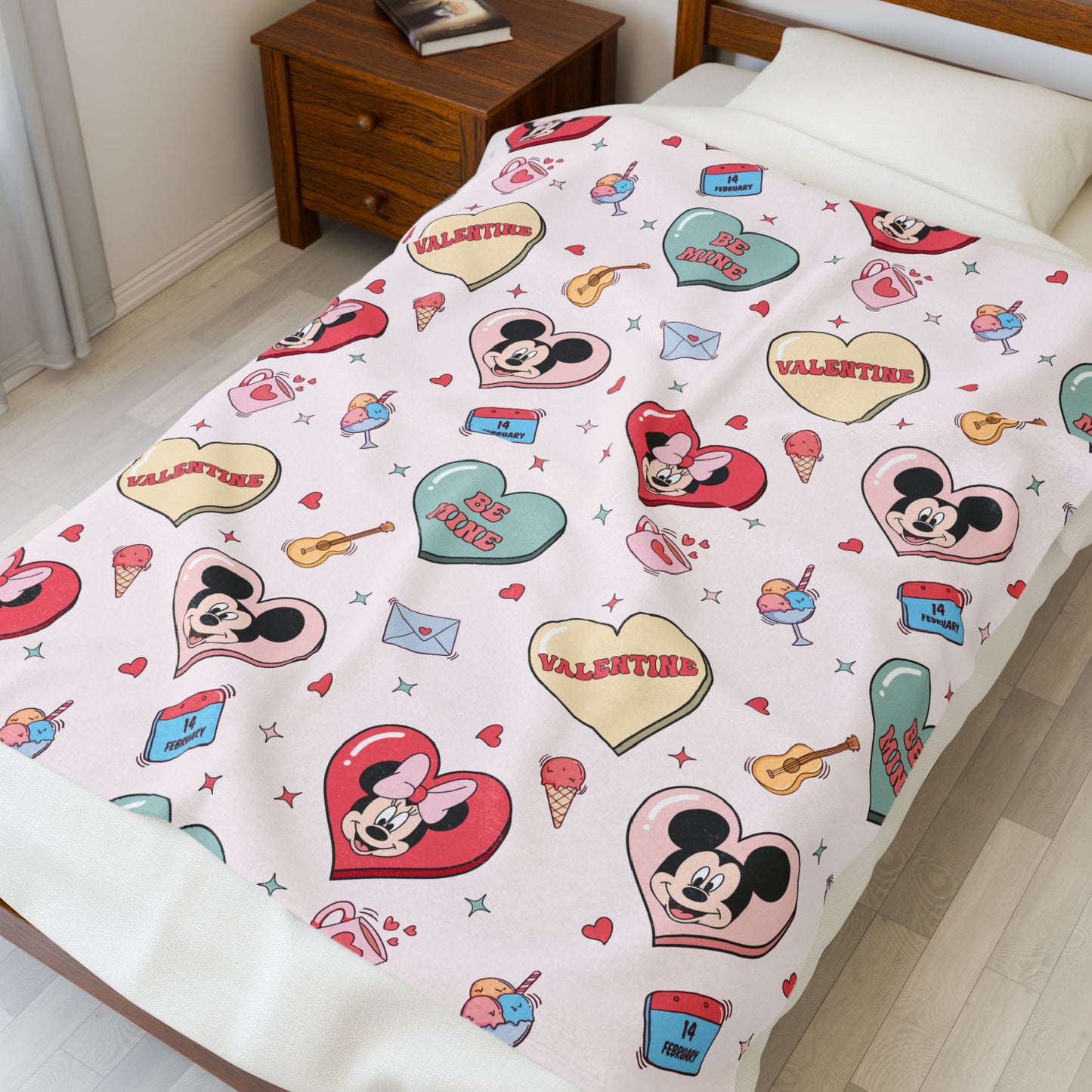 Mickey & Minnie Heart Pattern Velveteen Plush Blanket — Cute Retro Valentine Throw