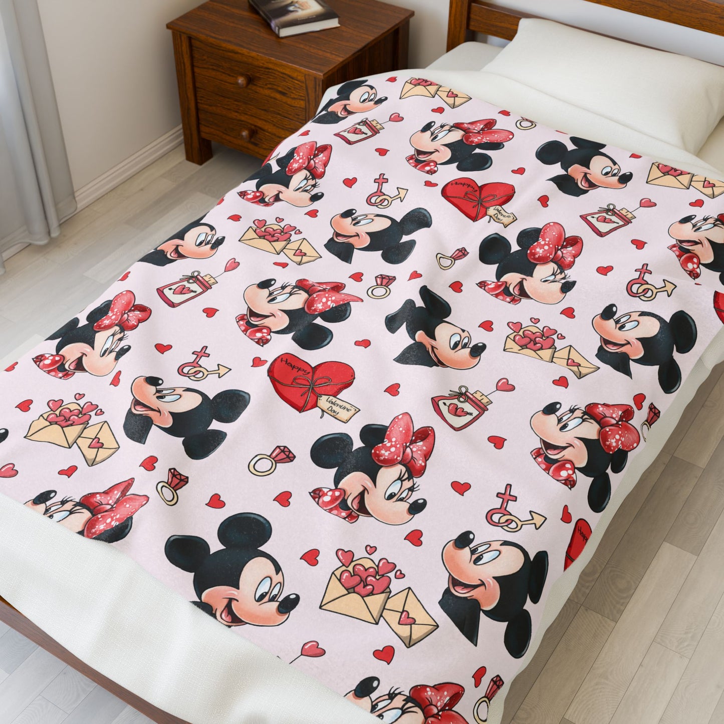 Minnie Mouse Velveteen Plush Blanket — Cute Valentine Hearts & Love Letters Throw
